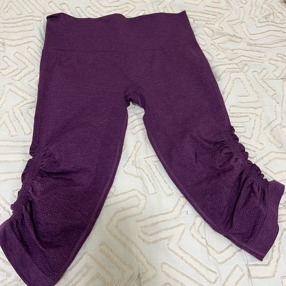 Lululemon flow crop size 6 knee length plum colour - Picture 6 of 8
